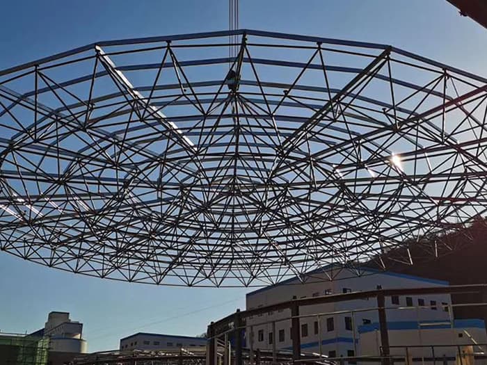 通辽螺栓球网架工程施工现场